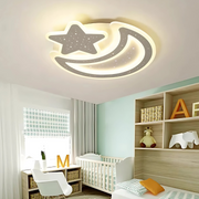 Nova LED полилей с дистанционно управление, 89 W, димируем, с форма на луна и звезда, бял LED полилей с дистанционно управление Заглавие по подразбиране Alessandro Design